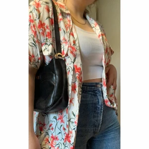 Rosablommig kortärmad skjorta - Snyggaste somrigaste blomskjortan!🌺🌿 Riktigt najs material som ger den ett fint fall. Är i storlek 38/40 men skulle verkligen passa vem som helst - oversize eller lite tajtare, with boobs or without boobs. 🕺🏼