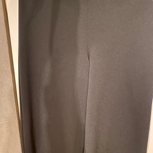 Svarta byxor culotte  - I fint stick. Så bekväma byxor älskar dem vara att dem är för långa för mig. Den skulle passa en som är 170 cm pga längden😅 