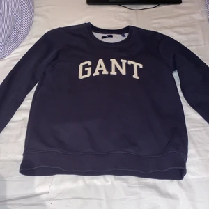En äkta gant tröja i storlek s i tjej och är 160 - Detta är en äkta gant tröja som jag växt ut men den är jätte fin och jätte fint skick. Den är i storle s i tjej och är i storlek  160. 