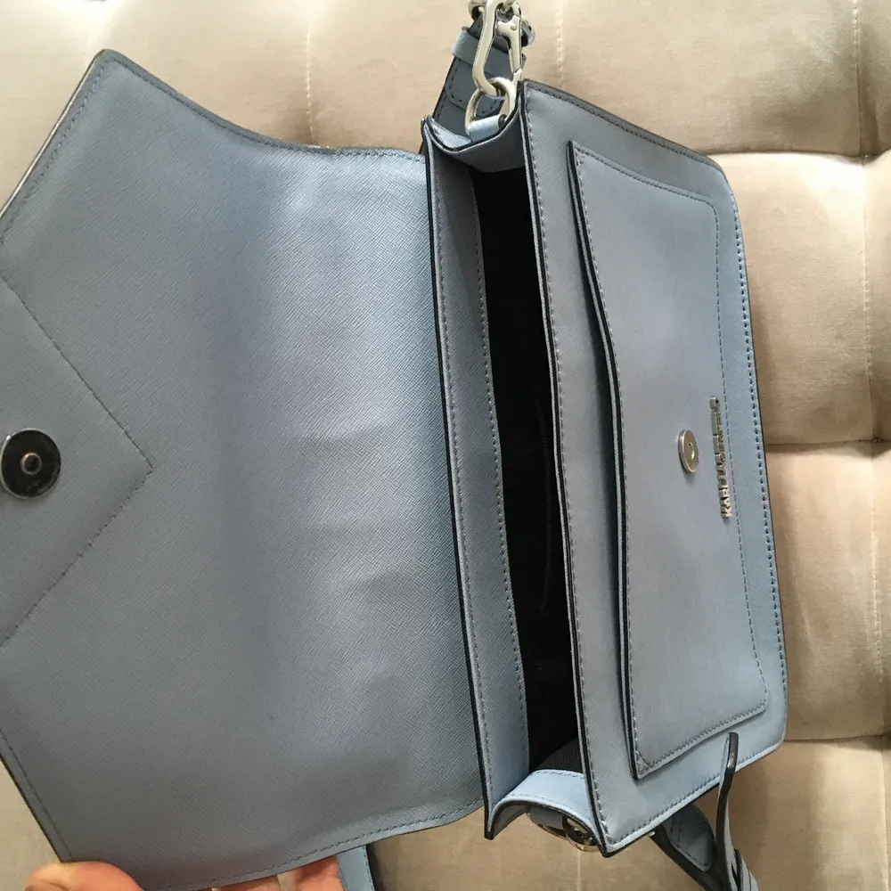 Ljusblå K/Klassik väska från Karl Lagerfeld. 100% läder. Mycket gott skick. Nypris 3000 SEK. Väskor.