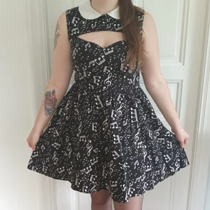 Rockabilly Hellbunny Klänning Storlek Large - Svart Rockabilly Klänning med krage och notmönster