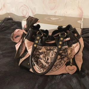 Handväska Juicy Couture  - Handväska köpt i Miami år 2012. DE BRUNA ÄR I LÄDER.