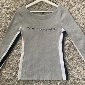 Säljer min tommy hilfiger tröja från USA, ⚡️oanvänd så den är i väldigt fint skick! Skönt tyg med fina detaljer på sidorna. Storlek M men passar mig som har S också🤍pris går att diskutera 