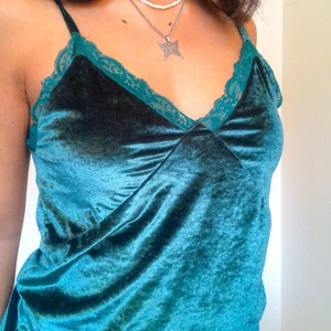 Linne - Säljer detta gröna sammets linne. Har använt de ett fåtal gånger men den är som ny. Köpte den från Nelly och den är i storlek S. Säljer för 50 + frakt om man inte kan mötas upp i Gbg. Eller så budar ni!