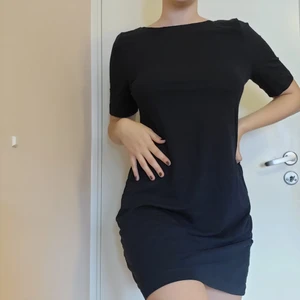 T-shirt klänning - Marinblå t-shirt klänning med snygg och bekväm passform🌊 Matrialet är såå mjukt och elastiskt så den skulle definitivt passa om du är större för att få en tajtare passform! Bara använd en gång. Frakten tillkommer men jag möter dig gärna i gbg!😇💙