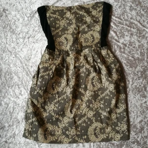 Mönstrad klänning  - Mönstrad bodycondress med fickor (!!!) Märkt som M, men är verkligenverkligen mycket mindre, skulle säga XS-S. 