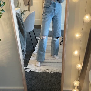 Blå jeans - Ett par jättefina jeans från zara som säljs då dem aldrig kommer till användning. Jeansen är klippta men har långa ben för min längd (162)