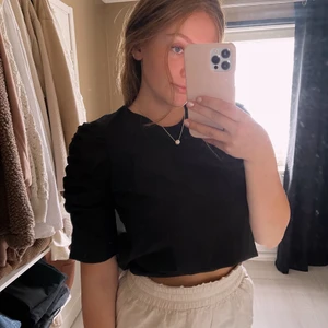 Topp - En topp från H&M och enbart använd en gång (fint skickk). Köparen står för frakten! 😃