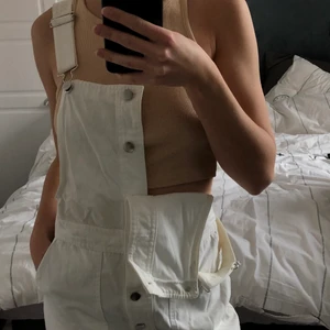 Hängselklänning  - Super snygg hängselklänning från mango i storlek xs. Passar perfekt över en bikini till sommaren, pm för fler bilder❣️