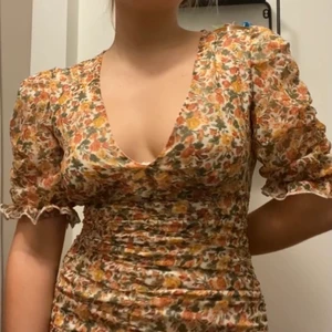 Blommig klänning  - Blommig klänning med super fin passform. Storlek xs-s