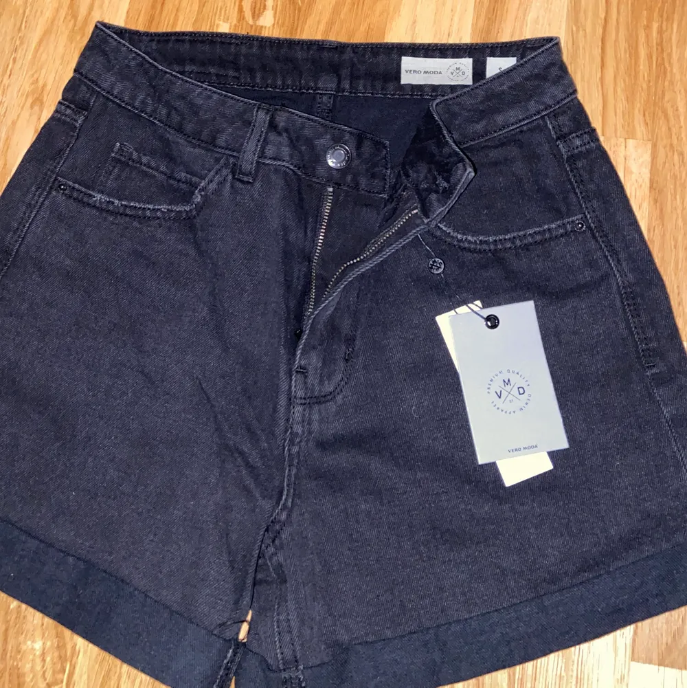 ett par högmidjade svarta jeansshorts från Vero Moda🖤 aldrig använda och prislappen är kvar🥰  frakten ingår i priset💐 nypris 200kr🖤. Shorts.