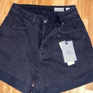 svarta jeansshorts från Vero Moda🖤 - ett par högmidjade svarta jeansshorts från Vero Moda🖤 aldrig använda och prislappen är kvar🥰  frakten ingår i priset💐 nypris 200kr🖤