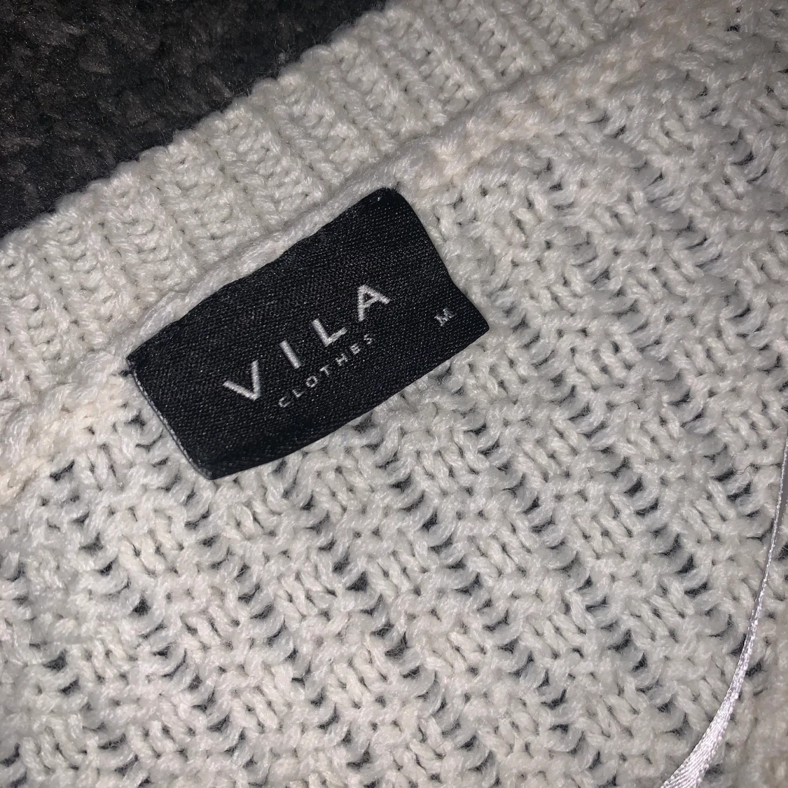 Stickad krämvit tröja med v-ringning.  - 91