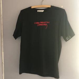 Tshirt - Cool tshirt med text och hängande ringar vid armen❤️ storlek XXL men är typ som S