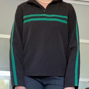 Tröja med dragkedja  - Snygg tröja i mycket bra skick, kan hämtas upp i Älmhult och Växjö annars står köparen för frakt!🥰