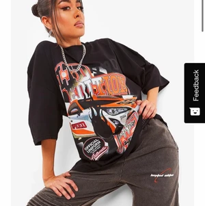 Jätte cool tröja från Boohoo -  Ej min bild!  Jätte cool tröja från Boohoo men jag tog tyvärr en storlek större än vad jag tänkte då jag ville att den skulle sitta lite overzise men den va väldigt stor.fick hem idag så säljer för samma pris jag köpte den för.