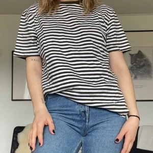 Randig t-shirt - mörkgröna (dvs. ej svarta) ränder. Av det lite tjockare materialet vilket för den att kännas lite finare. Köpt på volt. Mina mått hittar ni i min profil om ni är osäkra om plagget kommer att passa er! ❤️