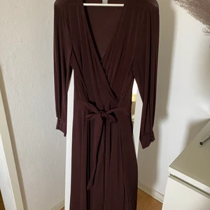 Klänning - Jättefin klänning att klä upp och ner, man kan knyta runt midjan 