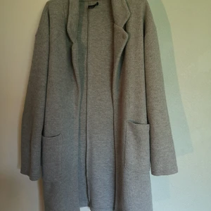 Grå vårjacka - Lätt vårjacka som kan matchas till det mesta. Finns ingen storlek men passar mig som är vanligtvis L. 