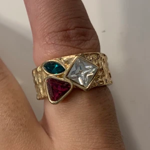 Ring ONESIZE - Oanvänd ring i pläterat guld. Köpt i DK och kan inte returnera. Köpare står för frakten💫