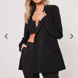 Kavaj - Jätte snygg och skön kavaj! Aldrig använd! Den är tyvärr för liten för mig! Hyfsat lång för mig som är 170 så kan ha som klänning! Köpt på missguided för 68,00€! 🤎Gratis frakt🤎