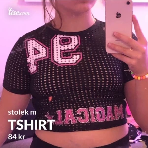 Babytee  - Säljer denna så sjukt snygga och coola tröjan som inte kommer till användning längre. Passar mig som är S/M. Säljer för 84kr med inräknad frakt. Hör av er vid frågor eller om ni är intresserade <3