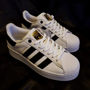 Addidas skor  - Helt nya addidas skor var för stora vid köpet, köpte för 1100kr och säljer för 900 priset kan diskuteras 