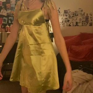 Söt somrig klänning - Söt lös och luftig klänning i silkigt material. Den är ljusgrön och Perfect till sommaren. Man knyter den på sidorna.