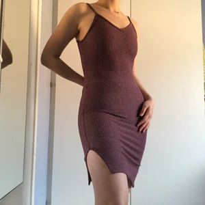 Vinröd bodycon klänning - En svisnygg bodycon från missguided som har diskreta slits på vardera sida. Klänningen är väldigt formande och framhäver ens kurvor och definierar midjan!! Jag har inte fått tillfälle att använda den så alla lappar sitter kvar. 