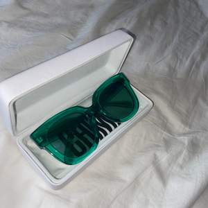 Säljer dessa chimi glasögon i modell 008 färg Aqua. Kommer i orginallådan, fodral med rengöringsduk! Använda väldigt fåtal gånger. Köpt för 999kr på deras hemsida!  Frakt tillkommer. Buda med minst 10kr!🥰 direktpris på 500kr! Sålda på direktpriset!