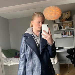Supersnygg översized läderjacka - Säljer min fina oversized läderjacka i storlek S som köptes i höstas, den är från unrbancode och jag köpte den på rea för 900kr ( den kostar egentligen runt 2300kr), använd kanske 5 gånger så i väldigt nytt skick, skit snygg nu under våren och speciellt till hösten, också as snygg att matcha till en klänning under sommaren!!!                                               BUD från 450kr, köparen står för eventuell frakt, budgivning slutar på onsdag ( 19/5) alternativt kan man köpa den för 600kr direkt!!💕💕💕