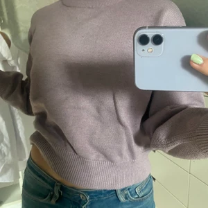 Stickad tröja i fin färg - Säljer min stickade tröja som är i en lika fin färg, framgår inte helt på kamera, super skön och jättefin💜💜 100kr inklusive frakt 