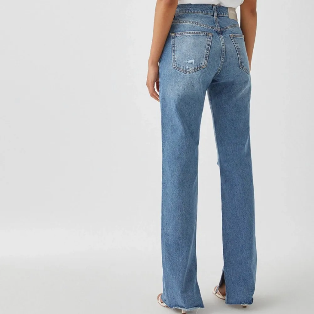Blåa jeans från Pull&Bear. Köpta från Zalando för 400kr. Sparsamt använda säljer då jag inte får någon användning för dem. Storlek 34 men är stor i storlek så sitter som en 36. . Jeans & Byxor.
