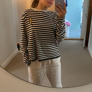 Randig tröja - Fin randig tröja med en cool blixt på, från hm. 150kr+frakt💓
