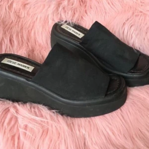 Vintage  - Super söta vintage platå skor som är svarta med en liten palm i hörnet, dem är storlek 36 jag brukar ha 38-39 och jag kan sätta på mig dem däremot är se för korta så passar nog bäst för 36-37. Köpt secondhand, det ser vintage och retro ut!! Första bilden är lånad!!💋