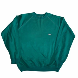 Action - vintage sweatshirt - En fin tunnare sweatshirt som är det perfekta klädesplagget för sommaren! Med en väldigt fin turkos färg och ett litet broderat märke. Köpt på en secondhandbutik för skatare i USA