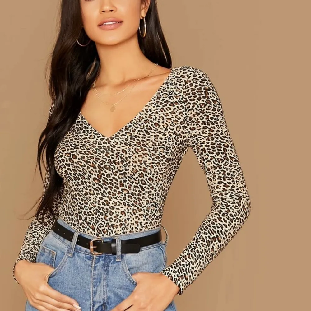 Helt oanvänd åtsittande leopard tröja i storlek M men sitter mer som S. . Toppar.