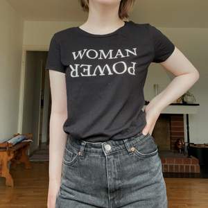 Feministisk t-shirt med texten ”Woman Power” från Kappahl. Frakt 45 kr 🌿 Finns i Västerås och tillfälligt i Malung 