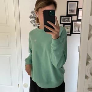 Monki - Sweatshirt från monki i en fin grön färg. Använd fåtal gånger och säljer då den inte kommer till användning. Tröjan är i storlek xs men passar s också. Skriv för mer bilder osv. 💕
