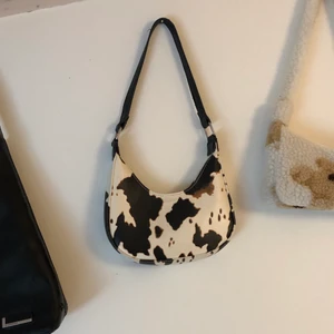 Cow print väska - Säljer nu min ko mönstrade väska då den inte längre kommer till användning. Den är köpt här på Plick så vet ej var den kommer ifrån, köparen står för frakt❤️