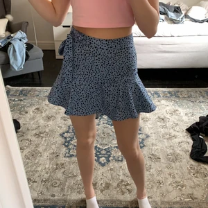 Blå kjol - En somrig blå kjol från stradivarius. Använd ett fåtal gånger, i mycket bra skick.