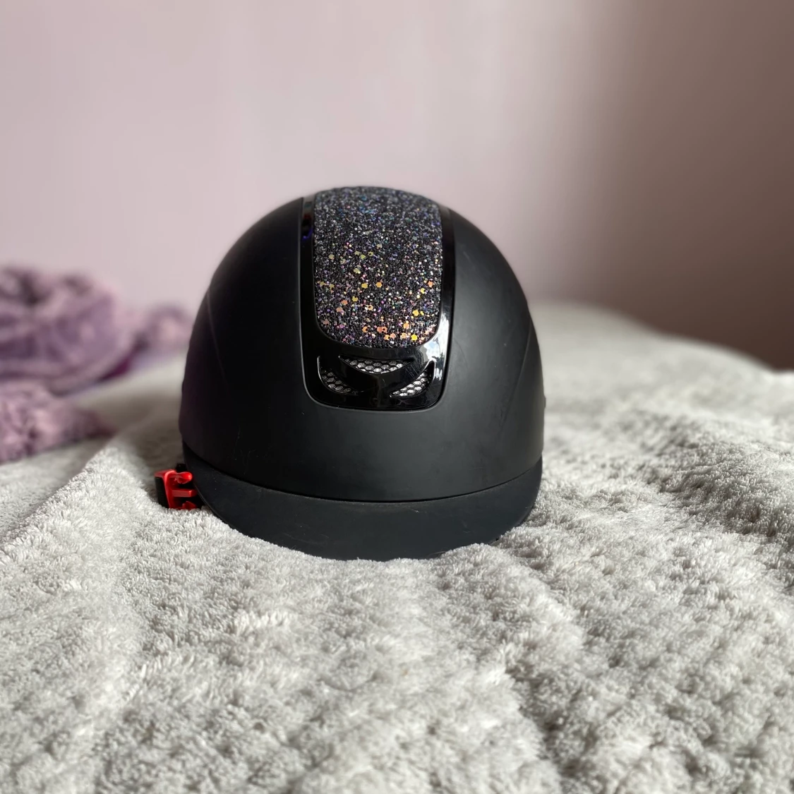 Rid hjälm från hkm med massa bilg