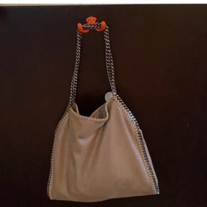 Stella McCartney väska - Hej, jag undrar om någon är intresserad av denna stella McCartney väskan i storleken stor? INSTRESSEKOLL! Sista bilden är fel priset står fel! Det är den största modellen och då är Orginal priset cirka 10 000