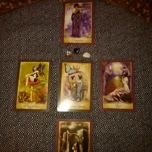Medial vägledning via Tarotkort - Jag gör mediala vägledningar via tarotkort för den som tror på det övernaturliga och behöver vägledning. Jag är medial och kan hjälpa dig att få fram budskap från andra sidan ifrån dina egna skyddsänglar för att hjälpa dig få det livet du drömmer om. Alla vägledningar är 100% seriösa och kostar inte så mycket eftersom jag vill att alla ska ha råd att få hjälp. Detta betyder inte att jag förutspår när din drömkille dyker upp snarare hjälper dig att hitta dig själv och styrkan för att bli så bra att han dyker upp när tiden är inne. Alla korten jag drar skriver jag i ett dokument med budskapen och skickar med bilder i ett PDF- dokument via mail till dig efter överenskommelse. :)
