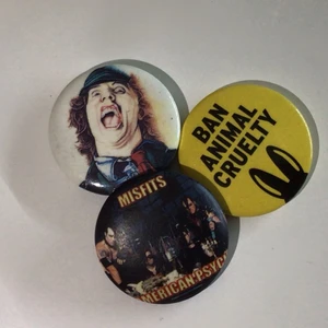 Coola pins - Coola pins med rockbands motiv 10 kr styck. Säljer pga kommer inte till användning längre! Fint skick! ”Ban animal cruelty” samt Misfits är såld! 