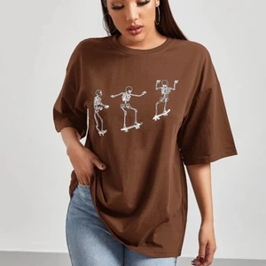 Brun t-shirt - Brun t-shirt från Shein, oanvänd då fel storlek kom. Storlek S men oversized💗 50kr + 40kr frakt💗 Samfraktar såklart om du köper mer från min sida så kanske det kan bli billigare💗 
