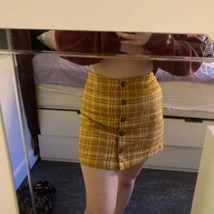 Jag säljer en jättefin gul mönstrad kjol med knappar på framsidan, perfekt nu till sommaren! Kjolen är knappt använd och är i gott skick, den är köpt på Monki och är i storlek 38. 