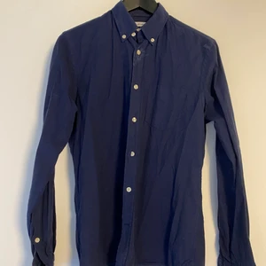 J. Lindeberg skjorta  - Mörkblå skjorta från J. Lindeberg. I fint skick. Storlek S.