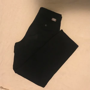 Svarta kostymbyxor  - Svarta konstymbyxor, pris går att diskutera