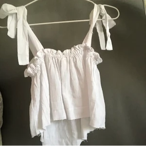 Trendig topp - Super söt topp till sommaren i linne, har klippt av sömmen längst ner för ville ha en mer ”slarvig” look på den så den är ej perfekt nere. Men jag får ingen användning den så nu kanske nån annan kan!💛💛💛